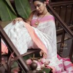 Shreya Bugde Instagram - सानपाउली पैंजन, हाती फिरती काकन, तिचं हसन लाजन, गोंदी मनात गोंदन. तिच्या वाटंवर फुलं , कळी कमळाची खुलं, तिच्या वठाच्या कळीत, कसा जीव घालंमेलं. अशी तोऱ्यात निघाली, जनू विज पावसातं, तशी चिंब बरसात, अन् जाळ काळजात. In frame @shreyabugde Mua @mua_prachisabale Hair by @hairandmakeupbyradhe Jewellery @jizajewellerystudio Outfit @shilpajeet_fashion_studio Captured by @gauravk6677 Location @beltungwada Styled and managed by @jizajewellerystudio concept by @gauravk6677