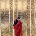 Shreya Bugde Instagram - Saree……..soirée………🤍🤍🤍 . . . 👉Backdrop courtesy: @nmacc.india 👉last minute styling /saree: mothership @nutanbugde 😘😘😘 #swipeswipeswipe➡️ Nita Mukesh Ambani Cultural Centre