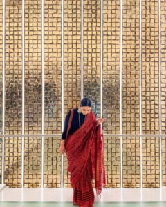 Shreya Bugde Instagram - Saree……..soirée………🤍🤍🤍 . . . 👉Backdrop courtesy: @nmacc.india 👉last minute styling /saree: mothership @nutanbugde 😘😘😘 #swipeswipeswipe➡️ Nita Mukesh Ambani Cultural Centre