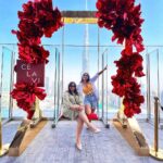Shreya Bugde Instagram - CE LA VIE❤️….. …..mentally here ! 🙈 My best weekend memory #thisislife #dubaiholidays #throwback Miss you both : @tejalkm @zinpritha 😘😘😘