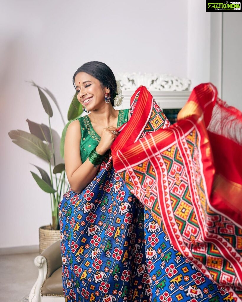 Shreya Bugde Instagram - बयां कैसे करे उसकी सादगी को हम , परदानशीं थे हमी से और निगाहें भी हमीं पर थी ......🤍 . . . For: @aartexpo @aartexpo presents handloom designers & weavers exhibition & sale. Date :1st, 2nd and 3rd June 2023, showcasing sustainable & eco-friendly products of artisans, weavers & designers from all over India. Venue : Valecha Hall, Juhu. Time : 10:30am to 8pm Do visit us ! Saree : @lajushaparia 📸: @rachitvoraphotography