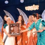 Shreya Bugde Instagram – पुण्यात नटरंग अँकॅडमी तर्फे प्रतिवर्षी देण्यात येणाऱ्या *शाहीर मधू कडू स्मृती नटरंग प्रतिष्ठान कला गौरव पुरस्काराने *सन्मानित करण्यात आले !!
एका अतंत्य देखण्या आणि नेटक्या  सन्मान सोहळयाचे आयोजन केल्याबद्दल सगळ्यांचे आभार आणि कौतुक …
@swardapbapat
@jatinpande खूप खूप आभार 

पुण्याचे लाडके पालक मंत्री – मा .श्री . @chdadapatil ह्यांचे व 
त्याच बरोबर
गेली अनेक वर्षे मराठी प्रेक्षकांच्या मनावर अधिराज्य  गाजवणाऱ्या सगळ्या दिग्गज अभिनेत्री माझं कौतुक करायला आल्या ..त्या सर्वजणींच्या हस्ते हा पुरस्कार स्वीकारताना विशेष आनंद झाला ..त्यासाठी आदरणीय लीला गांधी ,अशा काळे ,सुहासिनी देशपांडे जयमाला इनामदार, प्रिया बेर्डे व  मेघराज राजे भोसले ह्यांचे सुद्धा विशेष आभार .	
	आणि माझ्यावर कायम प्रेम करणाऱ्या रसिक मायबाप प्रेक्षकांचेही मनापासून आभार ..
लोभ आहेच तो वृद्धिंगत व्हावा ❤️

MUA: @kavitakoparkar 
@saree : @pratha_sarees
Video: @therishiwagh Balgandharv Rang Mandir Pune
