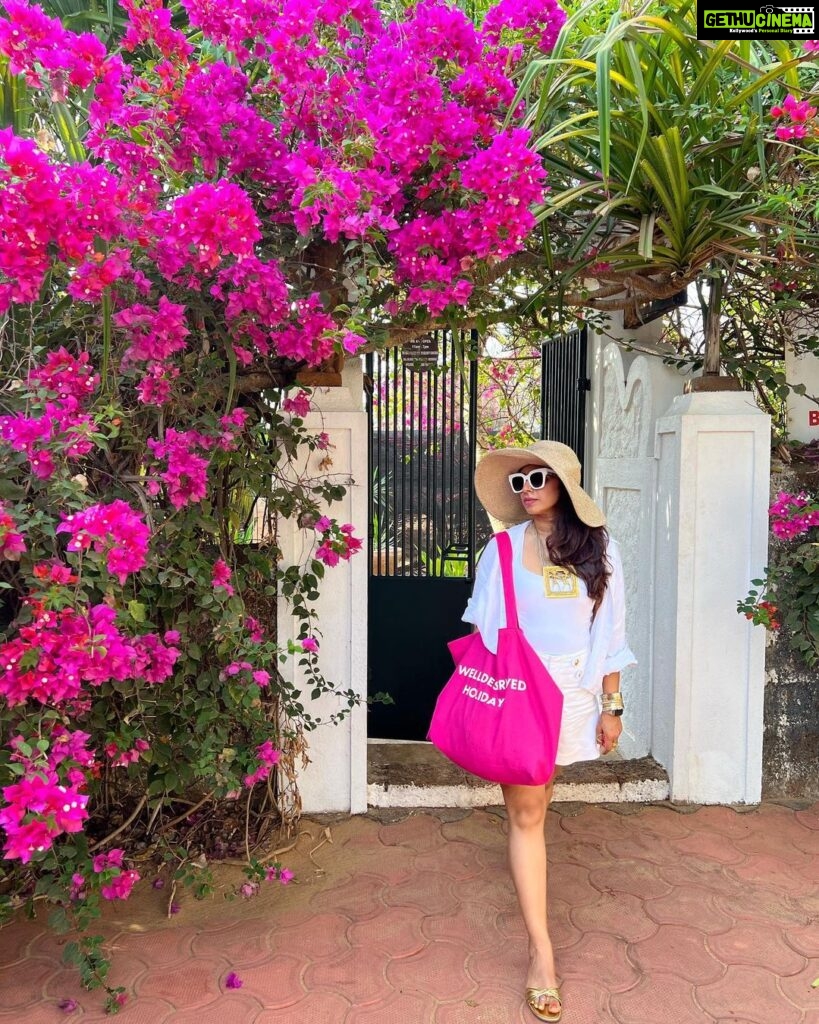 Shreya Bugde Instagram - Wherever you go bougainvillea follows….. On holidays too 💕 PS: Also I am thinking to file an official petition for a bougainvillea emoji 🙈 #eternalbougainvillealover #swipe➡️