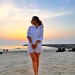 Shreya Bugde Instagram - Friends ,Sun, Sand & Sea ….that sounds like summer to me ….. … 🌊 ☀️ 🩱🍹 🐚🌈☕️🍻🥂🍾🧉 💃 🕺🏻