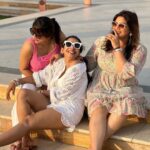 Shreya Bugde Instagram - Friends ,Sun, Sand & Sea ….that sounds like summer to me ….. … 🌊 ☀️ 🩱🍹 🐚🌈☕️🍻🥂🍾🧉 💃 🕺🏻