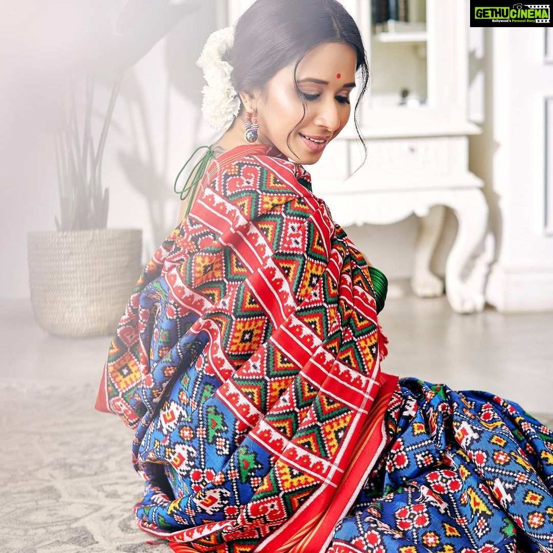 Shreya Bugde Instagram - बयां कैसे करे उसकी सादगी को हम , परदानशीं थे हमी से और निगाहें भी हमीं पर थी ......🤍 . . . For: @aartexpo @aartexpo presents handloom designers & weavers exhibition & sale. Date :1st, 2nd and 3rd June 2023, showcasing sustainable & eco-friendly products of artisans, weavers & designers from all over India. Venue : Valecha Hall, Juhu. Time : 10:30am to 8pm Do visit us ! Saree : @lajushaparia 📸: @rachitvoraphotography