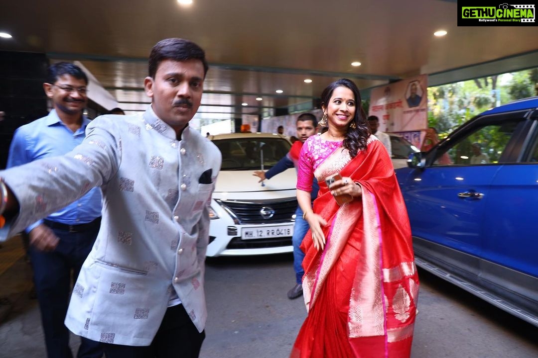 Shreya Bugde Instagram - पुण्यात नटरंग अँकॅडमी तर्फे प्रतिवर्षी देण्यात येणाऱ्या *शाहीर मधू कडू स्मृती नटरंग प्रतिष्ठान कला गौरव पुरस्काराने *सन्मानित करण्यात आले !! एका अतंत्य देखण्या आणि नेटक्या सन्मान सोहळयाचे आयोजन केल्याबद्दल सगळ्यांचे आभार आणि कौतुक ... @swardapbapat @jatinpande खूप खूप आभार पुण्याचे लाडके पालक मंत्री - मा .श्री . @chdadapatil ह्यांचे व त्याच बरोबर गेली अनेक वर्षे मराठी प्रेक्षकांच्या मनावर अधिराज्य गाजवणाऱ्या सगळ्या दिग्गज अभिनेत्री माझं कौतुक करायला आल्या ..त्या सर्वजणींच्या हस्ते हा पुरस्कार स्वीकारताना विशेष आनंद झाला ..त्यासाठी आदरणीय लीला गांधी ,अशा काळे ,सुहासिनी देशपांडे जयमाला इनामदार, प्रिया बेर्डे व मेघराज राजे भोसले ह्यांचे सुद्धा विशेष आभार . आणि माझ्यावर कायम प्रेम करणाऱ्या रसिक मायबाप प्रेक्षकांचेही मनापासून आभार .. लोभ आहेच तो वृद्धिंगत व्हावा ❤️ MUA: @kavitakoparkar @saree : @pratha_sarees Balgandharv Rang Mandir Pune