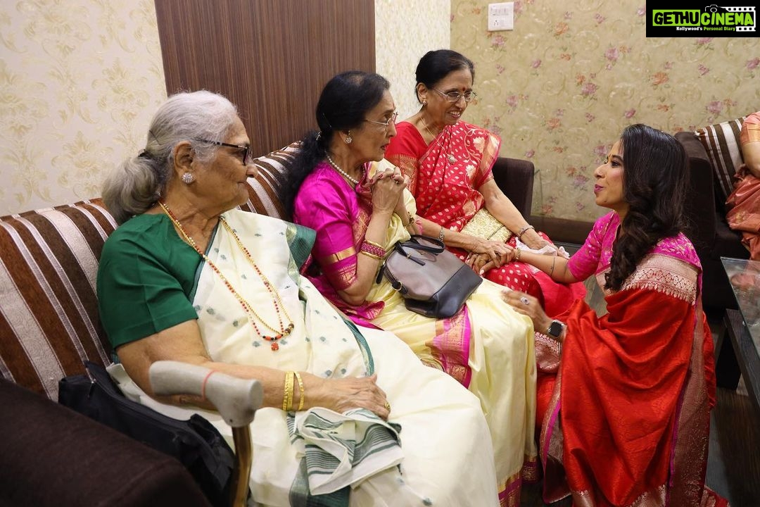 Shreya Bugde Instagram - पुण्यात नटरंग अँकॅडमी तर्फे प्रतिवर्षी देण्यात येणाऱ्या *शाहीर मधू कडू स्मृती नटरंग प्रतिष्ठान कला गौरव पुरस्काराने *सन्मानित करण्यात आले !! एका अतंत्य देखण्या आणि नेटक्या सन्मान सोहळयाचे आयोजन केल्याबद्दल सगळ्यांचे आभार आणि कौतुक ... @swardapbapat @jatinpande खूप खूप आभार पुण्याचे लाडके पालक मंत्री - मा .श्री . @chdadapatil ह्यांचे व त्याच बरोबर गेली अनेक वर्षे मराठी प्रेक्षकांच्या मनावर अधिराज्य गाजवणाऱ्या सगळ्या दिग्गज अभिनेत्री माझं कौतुक करायला आल्या ..त्या सर्वजणींच्या हस्ते हा पुरस्कार स्वीकारताना विशेष आनंद झाला ..त्यासाठी आदरणीय लीला गांधी ,अशा काळे ,सुहासिनी देशपांडे जयमाला इनामदार, प्रिया बेर्डे व मेघराज राजे भोसले ह्यांचे सुद्धा विशेष आभार . आणि माझ्यावर कायम प्रेम करणाऱ्या रसिक मायबाप प्रेक्षकांचेही मनापासून आभार .. लोभ आहेच तो वृद्धिंगत व्हावा ❤️ MUA: @kavitakoparkar @saree : @pratha_sarees Balgandharv Rang Mandir Pune