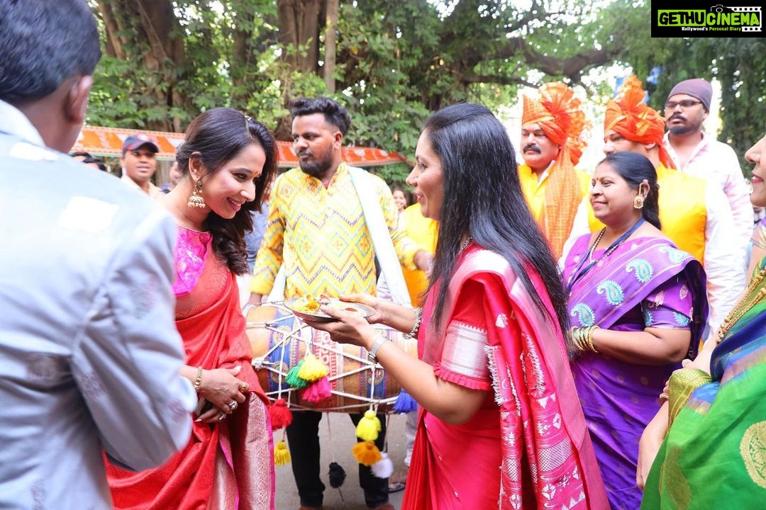 Shreya Bugde Instagram - पुण्यात नटरंग अँकॅडमी तर्फे प्रतिवर्षी देण्यात येणाऱ्या *शाहीर मधू कडू स्मृती नटरंग प्रतिष्ठान कला गौरव पुरस्काराने *सन्मानित करण्यात आले !! एका अतंत्य देखण्या आणि नेटक्या सन्मान सोहळयाचे आयोजन केल्याबद्दल सगळ्यांचे आभार आणि कौतुक ... @swardapbapat @jatinpande खूप खूप आभार पुण्याचे लाडके पालक मंत्री - मा .श्री . @chdadapatil ह्यांचे व त्याच बरोबर गेली अनेक वर्षे मराठी प्रेक्षकांच्या मनावर अधिराज्य गाजवणाऱ्या सगळ्या दिग्गज अभिनेत्री माझं कौतुक करायला आल्या ..त्या सर्वजणींच्या हस्ते हा पुरस्कार स्वीकारताना विशेष आनंद झाला ..त्यासाठी आदरणीय लीला गांधी ,अशा काळे ,सुहासिनी देशपांडे जयमाला इनामदार, प्रिया बेर्डे व मेघराज राजे भोसले ह्यांचे सुद्धा विशेष आभार . आणि माझ्यावर कायम प्रेम करणाऱ्या रसिक मायबाप प्रेक्षकांचेही मनापासून आभार .. लोभ आहेच तो वृद्धिंगत व्हावा ❤️ MUA: @kavitakoparkar @saree : @pratha_sarees Balgandharv Rang Mandir Pune