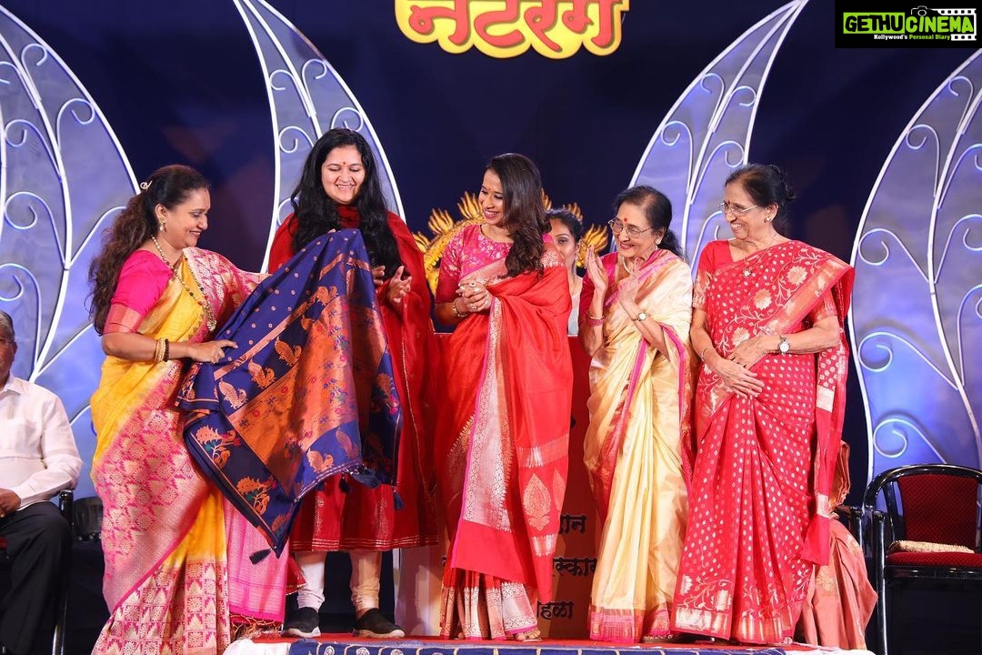 Shreya Bugde Instagram - पुण्यात नटरंग अँकॅडमी तर्फे प्रतिवर्षी देण्यात येणाऱ्या *शाहीर मधू कडू स्मृती नटरंग प्रतिष्ठान कला गौरव पुरस्काराने *सन्मानित करण्यात आले !! एका अतंत्य देखण्या आणि नेटक्या सन्मान सोहळयाचे आयोजन केल्याबद्दल सगळ्यांचे आभार आणि कौतुक ... @swardapbapat @jatinpande खूप खूप आभार पुण्याचे लाडके पालक मंत्री - मा .श्री . @chdadapatil ह्यांचे व त्याच बरोबर गेली अनेक वर्षे मराठी प्रेक्षकांच्या मनावर अधिराज्य गाजवणाऱ्या सगळ्या दिग्गज अभिनेत्री माझं कौतुक करायला आल्या ..त्या सर्वजणींच्या हस्ते हा पुरस्कार स्वीकारताना विशेष आनंद झाला ..त्यासाठी आदरणीय लीला गांधी ,अशा काळे ,सुहासिनी देशपांडे जयमाला इनामदार, प्रिया बेर्डे व मेघराज राजे भोसले ह्यांचे सुद्धा विशेष आभार . आणि माझ्यावर कायम प्रेम करणाऱ्या रसिक मायबाप प्रेक्षकांचेही मनापासून आभार .. लोभ आहेच तो वृद्धिंगत व्हावा ❤️ MUA: @kavitakoparkar @saree : @pratha_sarees Balgandharv Rang Mandir Pune