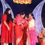 Shreya Bugde Instagram - पुण्यात नटरंग अँकॅडमी तर्फे प्रतिवर्षी देण्यात येणाऱ्या *शाहीर मधू कडू स्मृती नटरंग प्रतिष्ठान कला गौरव पुरस्काराने *सन्मानित करण्यात आले !! एका अतंत्य देखण्या आणि नेटक्या सन्मान सोहळयाचे आयोजन केल्याबद्दल सगळ्यांचे आभार आणि कौतुक ... @swardapbapat @jatinpande खूप खूप आभार पुण्याचे लाडके पालक मंत्री - मा .श्री . @chdadapatil ह्यांचे व त्याच बरोबर गेली अनेक वर्षे मराठी प्रेक्षकांच्या मनावर अधिराज्य गाजवणाऱ्या सगळ्या दिग्गज अभिनेत्री माझं कौतुक करायला आल्या ..त्या सर्वजणींच्या हस्ते हा पुरस्कार स्वीकारताना विशेष आनंद झाला ..त्यासाठी आदरणीय लीला गांधी ,अशा काळे ,सुहासिनी देशपांडे जयमाला इनामदार, प्रिया बेर्डे व मेघराज राजे भोसले ह्यांचे सुद्धा विशेष आभार . आणि माझ्यावर कायम प्रेम करणाऱ्या रसिक मायबाप प्रेक्षकांचेही मनापासून आभार .. लोभ आहेच तो वृद्धिंगत व्हावा ❤️ MUA: @kavitakoparkar @saree : @pratha_sarees Balgandharv Rang Mandir Pune