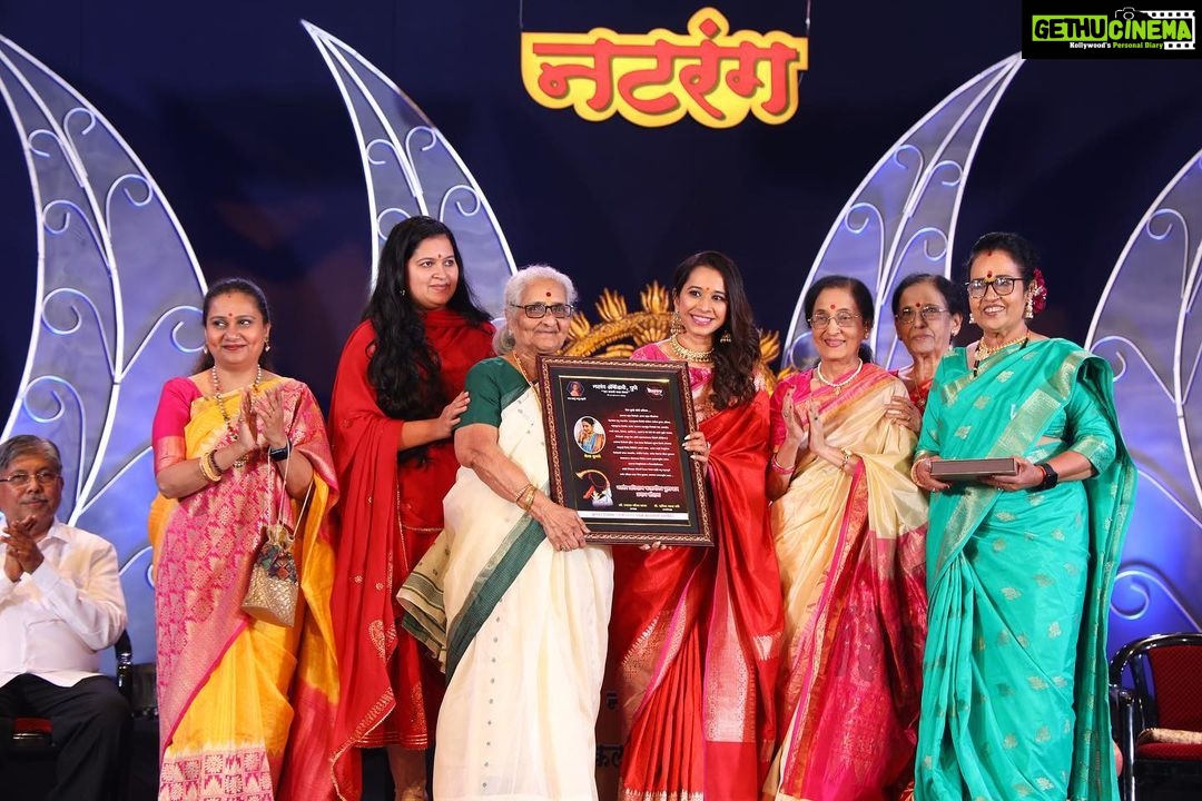 Shreya Bugde Instagram - पुण्यात नटरंग अँकॅडमी तर्फे प्रतिवर्षी देण्यात येणाऱ्या *शाहीर मधू कडू स्मृती नटरंग प्रतिष्ठान कला गौरव पुरस्काराने *सन्मानित करण्यात आले !! एका अतंत्य देखण्या आणि नेटक्या सन्मान सोहळयाचे आयोजन केल्याबद्दल सगळ्यांचे आभार आणि कौतुक ... @swardapbapat @jatinpande खूप खूप आभार पुण्याचे लाडके पालक मंत्री - मा .श्री . @chdadapatil ह्यांचे व त्याच बरोबर गेली अनेक वर्षे मराठी प्रेक्षकांच्या मनावर अधिराज्य गाजवणाऱ्या सगळ्या दिग्गज अभिनेत्री माझं कौतुक करायला आल्या ..त्या सर्वजणींच्या हस्ते हा पुरस्कार स्वीकारताना विशेष आनंद झाला ..त्यासाठी आदरणीय लीला गांधी ,अशा काळे ,सुहासिनी देशपांडे जयमाला इनामदार, प्रिया बेर्डे व मेघराज राजे भोसले ह्यांचे सुद्धा विशेष आभार . आणि माझ्यावर कायम प्रेम करणाऱ्या रसिक मायबाप प्रेक्षकांचेही मनापासून आभार .. लोभ आहेच तो वृद्धिंगत व्हावा ❤️ MUA: @kavitakoparkar @saree : @pratha_sarees Balgandharv Rang Mandir Pune