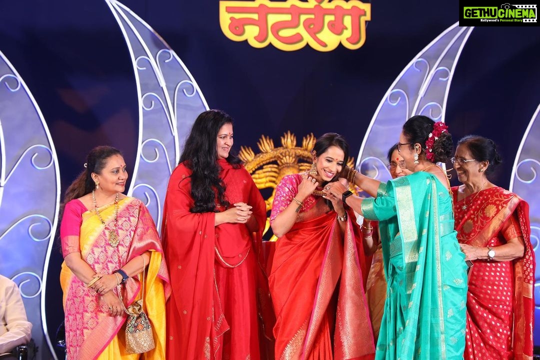 Shreya Bugde Instagram - पुण्यात नटरंग अँकॅडमी तर्फे प्रतिवर्षी देण्यात येणाऱ्या *शाहीर मधू कडू स्मृती नटरंग प्रतिष्ठान कला गौरव पुरस्काराने *सन्मानित करण्यात आले !! एका अतंत्य देखण्या आणि नेटक्या सन्मान सोहळयाचे आयोजन केल्याबद्दल सगळ्यांचे आभार आणि कौतुक ... @swardapbapat @jatinpande खूप खूप आभार पुण्याचे लाडके पालक मंत्री - मा .श्री . @chdadapatil ह्यांचे व त्याच बरोबर गेली अनेक वर्षे मराठी प्रेक्षकांच्या मनावर अधिराज्य गाजवणाऱ्या सगळ्या दिग्गज अभिनेत्री माझं कौतुक करायला आल्या ..त्या सर्वजणींच्या हस्ते हा पुरस्कार स्वीकारताना विशेष आनंद झाला ..त्यासाठी आदरणीय लीला गांधी ,अशा काळे ,सुहासिनी देशपांडे जयमाला इनामदार, प्रिया बेर्डे व मेघराज राजे भोसले ह्यांचे सुद्धा विशेष आभार . आणि माझ्यावर कायम प्रेम करणाऱ्या रसिक मायबाप प्रेक्षकांचेही मनापासून आभार .. लोभ आहेच तो वृद्धिंगत व्हावा ❤️ MUA: @kavitakoparkar @saree : @pratha_sarees Balgandharv Rang Mandir Pune
