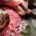 Shreya Bugde Instagram - सानपाउली पैंजन, हाती फिरती काकन, तिचं हसन लाजन, गोंदी मनात गोंदन. तिच्या वाटंवर फुलं , कळी कमळाची खुलं, तिच्या वठाच्या कळीत, कसा जीव घालंमेलं. अशी तोऱ्यात निघाली, जनू विज पावसातं, तशी चिंब बरसात, अन् जाळ काळजात. In frame @shreyabugde Mua @mua_prachisabale Hair by @hairandmakeupbyradhe Jewellery @jizajewellerystudio Outfit @shilpajeet_fashion_studio Captured by @gauravk6677 Location @beltungwada Styled and managed by @jizajewellerystudio concept by @gauravk6677