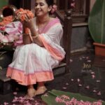 Shreya Bugde Instagram - सानपाउली पैंजन, हाती फिरती काकन, तिचं हसन लाजन, गोंदी मनात गोंदन. तिच्या वाटंवर फुलं , कळी कमळाची खुलं, तिच्या वठाच्या कळीत, कसा जीव घालंमेलं. अशी तोऱ्यात निघाली, जनू विज पावसातं, तशी चिंब बरसात, अन् जाळ काळजात. In frame @shreyabugde Mua @mua_prachisabale Hair by @hairandmakeupbyradhe Jewellery @jizajewellerystudio Outfit @shilpajeet_fashion_studio Captured by @gauravk6677 Location @beltungwada Styled and managed by @jizajewellerystudio concept by @gauravk6677