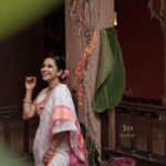 Shreya Bugde Instagram - सानपाउली पैंजन, हाती फिरती काकन, तिचं हसन लाजन, गोंदी मनात गोंदन. तिच्या वाटंवर फुलं , कळी कमळाची खुलं, तिच्या वठाच्या कळीत, कसा जीव घालंमेलं. अशी तोऱ्यात निघाली, जनू विज पावसातं, तशी चिंब बरसात, अन् जाळ काळजात. In frame @shreyabugde Mua @mua_prachisabale Hair by @hairandmakeupbyradhe Jewellery @jizajewellerystudio Outfit @shilpajeet_fashion_studio Captured by @gauravk6677 Location @beltungwada Styled and managed by @jizajewellerystudio concept by @gauravk6677