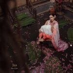 Shreya Bugde Instagram - सानपाउली पैंजन, हाती फिरती काकन, तिचं हसन लाजन, गोंदी मनात गोंदन. तिच्या वाटंवर फुलं , कळी कमळाची खुलं, तिच्या वठाच्या कळीत, कसा जीव घालंमेलं. अशी तोऱ्यात निघाली, जनू विज पावसातं, तशी चिंब बरसात, अन् जाळ काळजात. In frame @shreyabugde Mua @mua_prachisabale Hair by @hairandmakeupbyradhe Jewellery @jizajewellerystudio Outfit @shilpajeet_fashion_studio Captured by @gauravk6677 Location @beltungwada Styled and managed by @jizajewellerystudio concept by @gauravk6677
