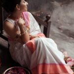 Shreya Bugde Instagram - सानपाउली पैंजन, हाती फिरती काकन, तिचं हसन लाजन, गोंदी मनात गोंदन. तिच्या वाटंवर फुलं , कळी कमळाची खुलं, तिच्या वठाच्या कळीत, कसा जीव घालंमेलं. अशी तोऱ्यात निघाली, जनू विज पावसातं, तशी चिंब बरसात, अन् जाळ काळजात. In frame @shreyabugde Mua @mua_prachisabale Hair by @hairandmakeupbyradhe Jewellery @jizajewellerystudio Outfit @shilpajeet_fashion_studio Captured by @gauravk6677 Location @beltungwada Styled and managed by @jizajewellerystudio concept by @gauravk6677