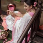 Shreya Bugde Instagram - सानपाउली पैंजन, हाती फिरती काकन, तिचं हसन लाजन, गोंदी मनात गोंदन. तिच्या वाटंवर फुलं , कळी कमळाची खुलं, तिच्या वठाच्या कळीत, कसा जीव घालंमेलं. अशी तोऱ्यात निघाली, जनू विज पावसातं, तशी चिंब बरसात, अन् जाळ काळजात. In frame @shreyabugde Mua @mua_prachisabale Hair by @hairandmakeupbyradhe Jewellery @jizajewellerystudio Outfit @shilpajeet_fashion_studio Captured by @gauravk6677 Location @beltungwada Styled and managed by @jizajewellerystudio concept by @gauravk6677