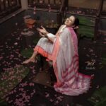 Shreya Bugde Instagram - सानपाउली पैंजन, हाती फिरती काकन, तिचं हसन लाजन, गोंदी मनात गोंदन. तिच्या वाटंवर फुलं , कळी कमळाची खुलं, तिच्या वठाच्या कळीत, कसा जीव घालंमेलं. अशी तोऱ्यात निघाली, जनू विज पावसातं, तशी चिंब बरसात, अन् जाळ काळजात. In frame @shreyabugde Mua @mua_prachisabale Hair by @hairandmakeupbyradhe Jewellery @jizajewellerystudio Outfit @shilpajeet_fashion_studio Captured by @gauravk6677 Location @beltungwada Styled and managed by @jizajewellerystudio concept by @gauravk6677