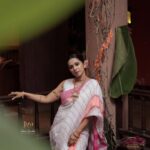 Shreya Bugde Instagram - सानपाउली पैंजन, हाती फिरती काकन, तिचं हसन लाजन, गोंदी मनात गोंदन. तिच्या वाटंवर फुलं , कळी कमळाची खुलं, तिच्या वठाच्या कळीत, कसा जीव घालंमेलं. अशी तोऱ्यात निघाली, जनू विज पावसातं, तशी चिंब बरसात, अन् जाळ काळजात. In frame @shreyabugde Mua @mua_prachisabale Hair by @hairandmakeupbyradhe Jewellery @jizajewellerystudio Outfit @shilpajeet_fashion_studio Captured by @gauravk6677 Location @beltungwada Styled and managed by @jizajewellerystudio concept by @gauravk6677