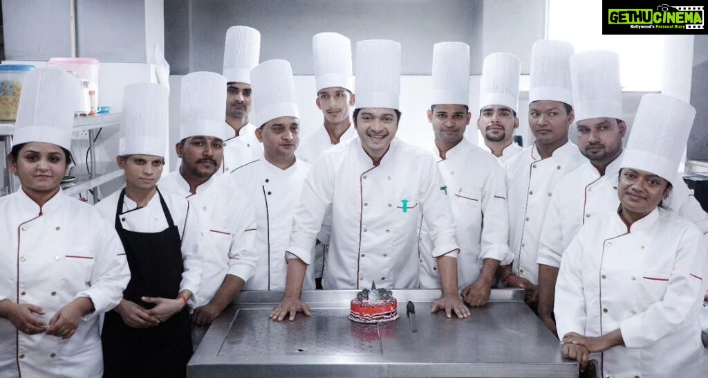 Shreyas Talpade Instagram - From the entire team of #ZindagiNamkeenHai... Happy International Chefs Day to everyone who make us dance a little whenever we take a bite of your delicious delicacies 😋 Apne haathon se aisa jaadooi khana banate hai ke humare chehre pe badi si muskan aajaye. From nukkad wale chacha to mischelin star chefs thank you ❤ 👨‍🍳🤌 #happyinternationalchefsday #newfilm #manjarifadnis #shreyastalpade #faridajalal #gajendraahire