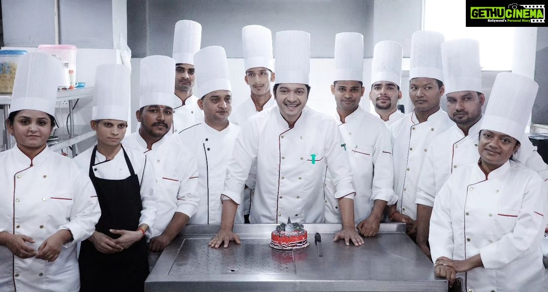 Shreyas Talpade Instagram - From the entire team of #ZindagiNamkeenHai... Happy International Chefs Day to everyone who make us dance a little whenever we take a bite of your delicious delicacies π Apne haathon se aisa jaadooi khana banate hai ke humare chehre pe badi si muskan aajaye. From nukkad wale chacha to mischelin star chefs thank you β€οΈ π¨βπ³π€ #happyinternationalchefsday #newfilm #manjarifadnis #shreyastalpade #faridajalal #gajendraahire