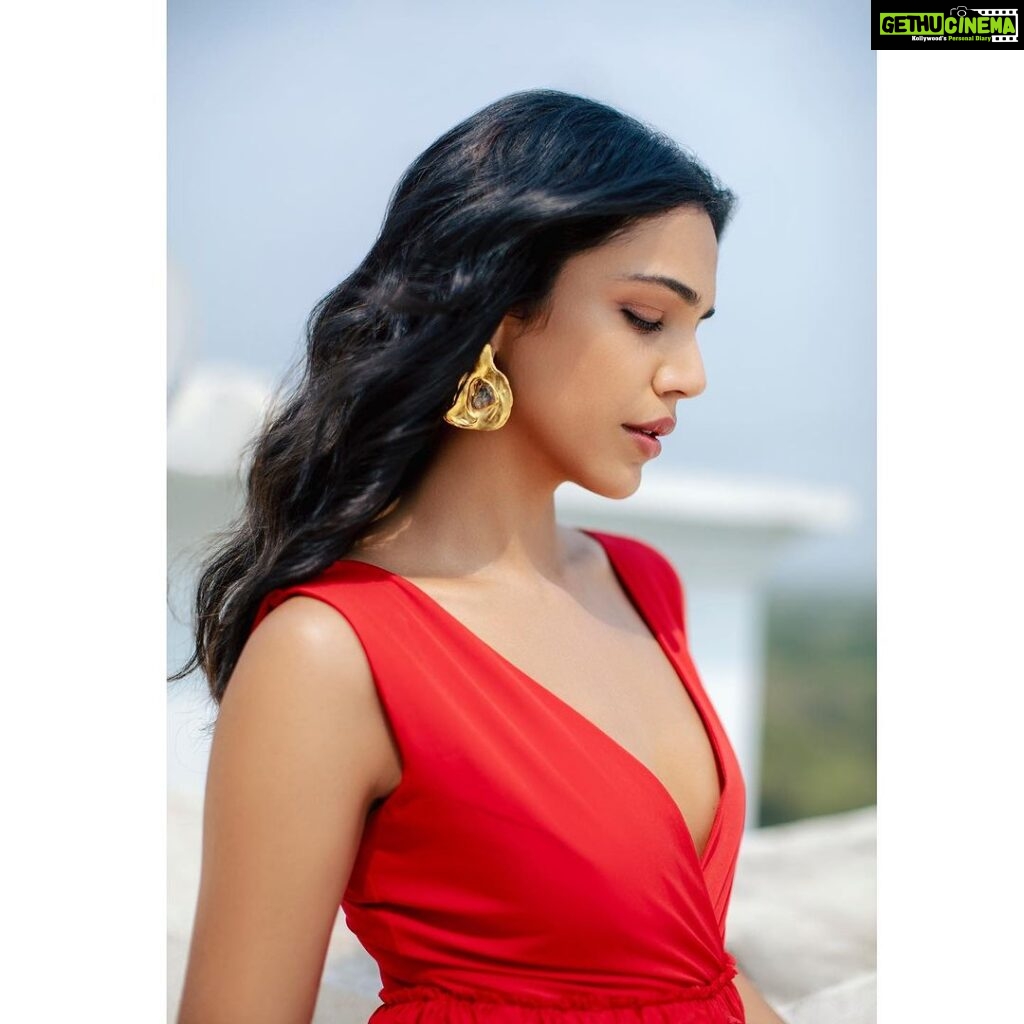 Shriya Pilgaonkar Instagram - 🍓 Stylist @shreejarajgopal Hair @darshana.mule Makeup - yours truly Photos by @_aniketbhunia_ Wearing @therealblife Jewellery @kassajewels #Red #ootd #Stylefile