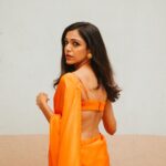Shriya Pilgaonkar Instagram – रंग दे तू मोहे गेरुआ
🧡🎬
Styled by @shreejarajgopal 
Mua @makeupandhairbyshruti 
Hair @darshana.mule 
Photos by @simonegandhi 
•
Wearing @ekayabanaras
Jewels @studioviange @viangefinejewels

#Saree #Orange #ootd #Stylefile #Indian #ShriyaPilgaonkar