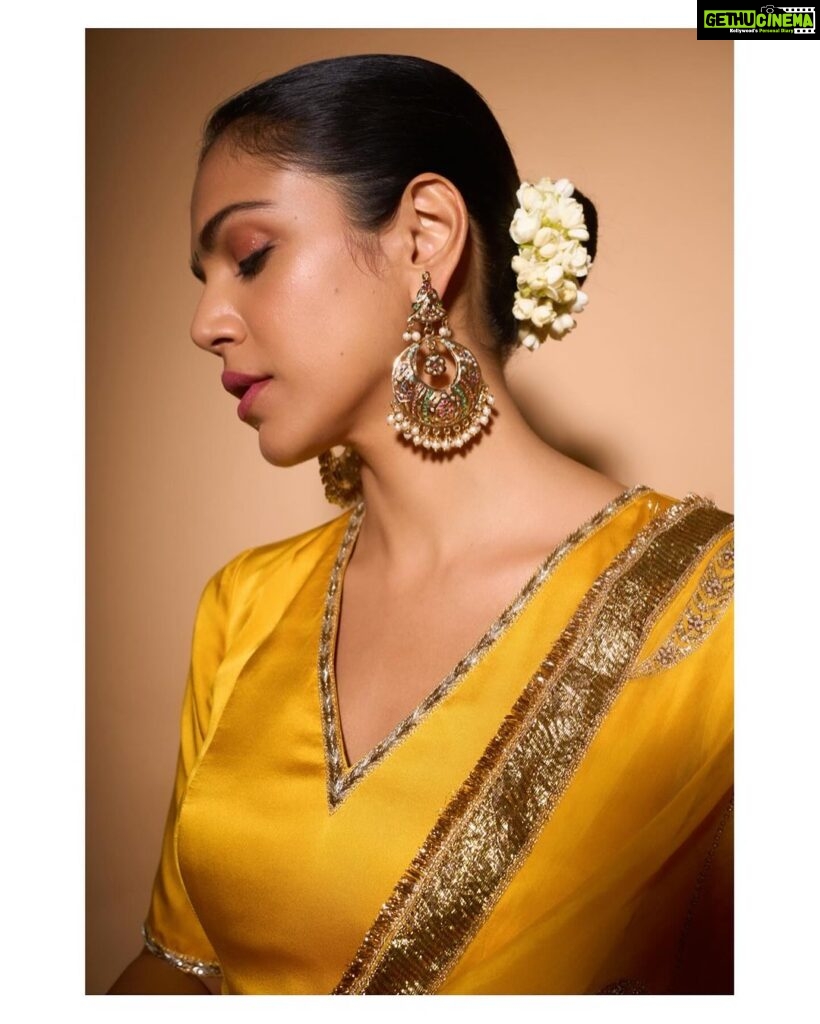 Shriya Pilgaonkar Instagram - Painted my own canvas 💫 Just taking a minute to appreciate my makeup skills.🙃😋 @makeupandhairbyshruti ,I’m a good student na 🤓🌻 Wearing @raw_mango Earrings @curiocottagejewelry Images @palashsverma Styled by @bombaebyaisha Hair by @darshana.mule #Saree #Rawmango #Diwali #Ootd #Indian #Traditional #stylefile #ShriyaPilgaonkar #Yellow