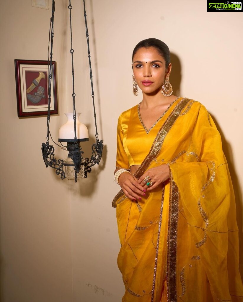 Shriya Pilgaonkar Instagram - 🪔💛 🙏🏼 दिवाळी फराळ excitement max ! Photos @palashsverma Styled by @bombaebyaisha Hair @darshana.mule Makeup - 🙋🏻‍♀️ Wearing @raw_mango Earrings @curiocottagejewelry #Saree #Rawmango #Diwali #Ootd #Indian #Traditional #stylefile #ShriyaPilgaonkar #Yellow