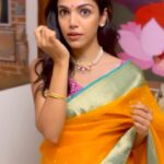 Shriya Pilgaonkar Instagram – Ma’s Saree , Aji’s jewellery and my bindi 🧡

#Saree #Traditional #ganeshchaturthi #Heritage