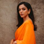Shriya Pilgaonkar Instagram – रंग दे तू मोहे गेरुआ
🧡🎬
Styled by @shreejarajgopal 
Mua @makeupandhairbyshruti 
Hair @darshana.mule 
Photos by @simonegandhi 
•
Wearing @ekayabanaras
Jewels @studioviange @viangefinejewels

#Saree #Orange #ootd #Stylefile #Indian #ShriyaPilgaonkar