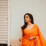 Shriya Pilgaonkar Instagram – रंग दे तू मोहे गेरुआ
🧡🎬
Styled by @shreejarajgopal 
Mua @makeupandhairbyshruti 
Hair @darshana.mule 
Photos by @simonegandhi 
•
Wearing @ekayabanaras
Jewels @studioviange @viangefinejewels

#Saree #Orange #ootd #Stylefile #Indian #ShriyaPilgaonkar