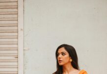 Shriya Pilgaonkar Instagram - रंग दे तू मोहे गेरुआ 🧡🎬 Styled by @shreejarajgopal Mua @makeupandhairbyshruti Hair @darshana.mule Photos by @simonegandhi • Wearing @ekayabanaras Jewels @studioviange @viangefinejewels #Saree #Orange #ootd #Stylefile #Indian #ShriyaPilgaonkar