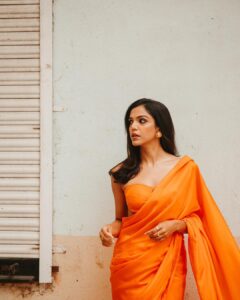 Shriya Pilgaonkar Instagram - रंग दे तू मोहे गेरुआ 🧡🎬 Styled by @shreejarajgopal Mua @makeupandhairbyshruti Hair @darshana.mule Photos by @simonegandhi • Wearing @ekayabanaras Jewels @studioviange @viangefinejewels #Saree #Orange #ootd #Stylefile #Indian #ShriyaPilgaonkar