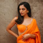 Shriya Pilgaonkar Instagram – रंग दे तू मोहे गेरुआ
🧡🎬
Styled by @shreejarajgopal 
Mua @makeupandhairbyshruti 
Hair @darshana.mule 
Photos by @simonegandhi 
•
Wearing @ekayabanaras
Jewels @studioviange @viangefinejewels

#Saree #Orange #ootd #Stylefile #Indian #ShriyaPilgaonkar