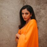 Shriya Pilgaonkar Instagram – 🧃🧡
An exciting announcement soon 🎬
Styled by @shreejarajgopal 
Mua @makeupandhairbyshruti 
Hair @darshana.mule 
Photos by @simonegandhi 
•
Wearing @ekayabanaras
Jewels @studioviange @viangefinejewels

#Saree #Orange #ootd #Stylefile