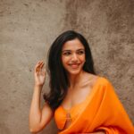 Shriya Pilgaonkar Instagram – 🧃🧡
An exciting announcement soon 🎬
Styled by @shreejarajgopal 
Mua @makeupandhairbyshruti 
Hair @darshana.mule 
Photos by @simonegandhi 
•
Wearing @ekayabanaras
Jewels @studioviange @viangefinejewels

#Saree #Orange #ootd #Stylefile