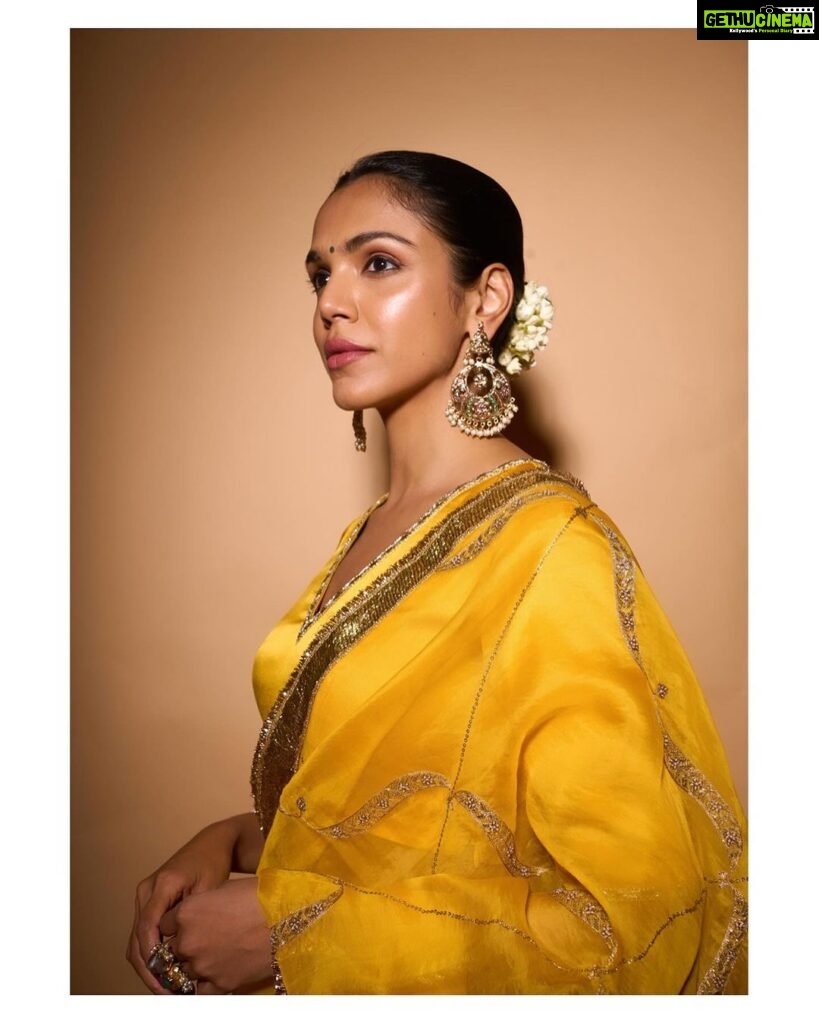 Shriya Pilgaonkar Instagram - Painted my own canvas 💫 Just taking a minute to appreciate my makeup skills.🙃😋 @makeupandhairbyshruti ,I’m a good student na 🤓🌻 Wearing @raw_mango Earrings @curiocottagejewelry Images @palashsverma Styled by @bombaebyaisha Hair by @darshana.mule #Saree #Rawmango #Diwali #Ootd #Indian #Traditional #stylefile #ShriyaPilgaonkar #Yellow