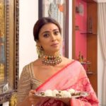 Shriya Saran Instagram - आओ मिलकर पहुँचाए मीठस भारत के हर घर में….. let’s be #VocalForLocal Thank you for inspiring us dear Sir @narendramodi ji शुभ दीपावली #HappyDeepawali This Diwali let’s be vocal for local