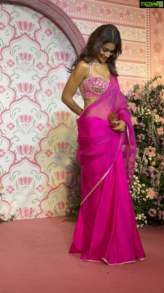 Shriya Saran Instagram - Thank you @sithara_kudige for this absolutely beautiful saree . It’s gorgeous ! Make up @makeupbymahendra7 Hair @stylistsony