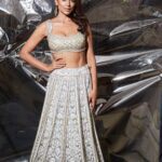 Shriya Saran Instagram - @manishmalhotra05 @manishmalhotraworld @makeupbymahendra7 @stylistsony @venurasuri