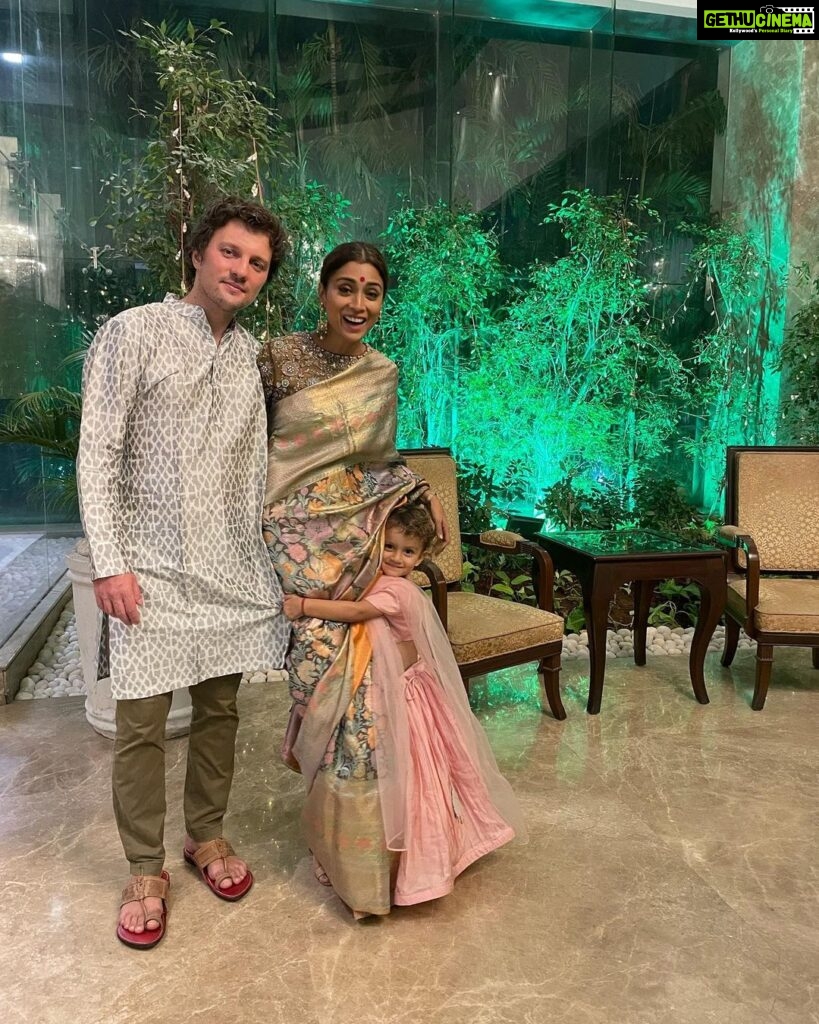 Shriya Saran Instagram - Happy Diwali Blouse @sithara_kudige ( gorgeous George ours ) Saree @vrk_heritage ( stunning saree ) MIL @rajattangriofficial ( you made this for her for my wedding , thank you ! Priceless ) Andrei is wearing gift from my mom ( you better like it ) Radha ( my princess ) @panchhi_bykanupriya ( she looked like a fairy , thank you )