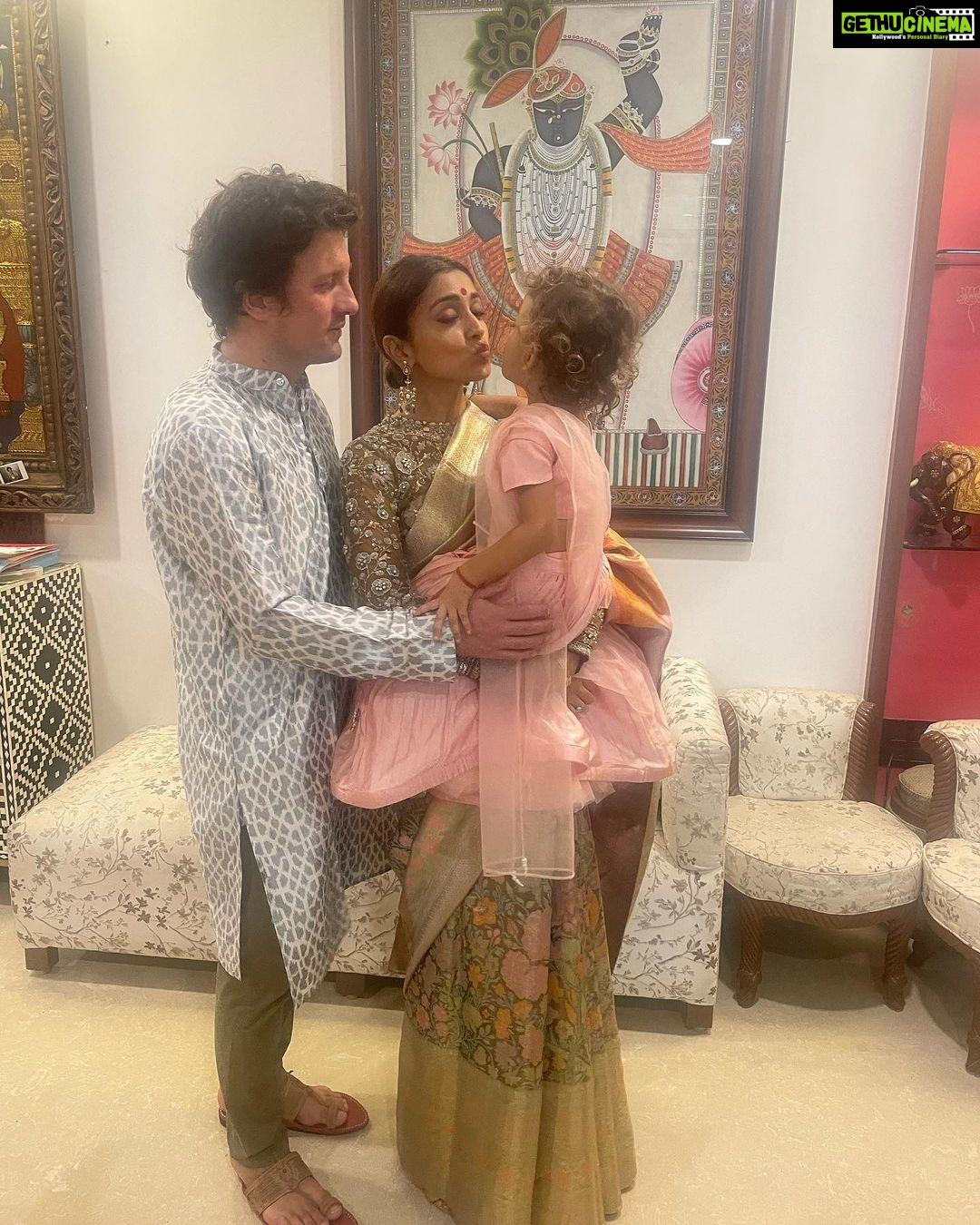 Shriya Saran Instagram - Happy Diwali Blouse @sithara_kudige ( gorgeous George ours ) Saree @vrk_heritage ( stunning saree ) MIL @rajattangriofficial ( you made this for her for my wedding , thank you ! Priceless ) Andrei is wearing gift from my mom ( you better like it ) Radha ( my princess ) @panchhi_bykanupriya ( she looked like a fairy , thank you )