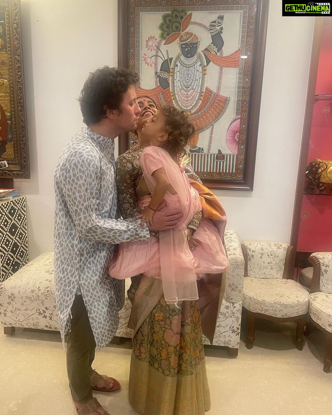 Shriya Saran Instagram - Happy Diwali Blouse @sithara_kudige ( gorgeous George ours ) Saree @vrk_heritage ( stunning saree ) MIL @rajattangriofficial ( you made this for her for my wedding , thank you ! Priceless ) Andrei is wearing gift from my mom ( you better like it ) Radha ( my princess ) @panchhi_bykanupriya ( she looked like a fairy , thank you )