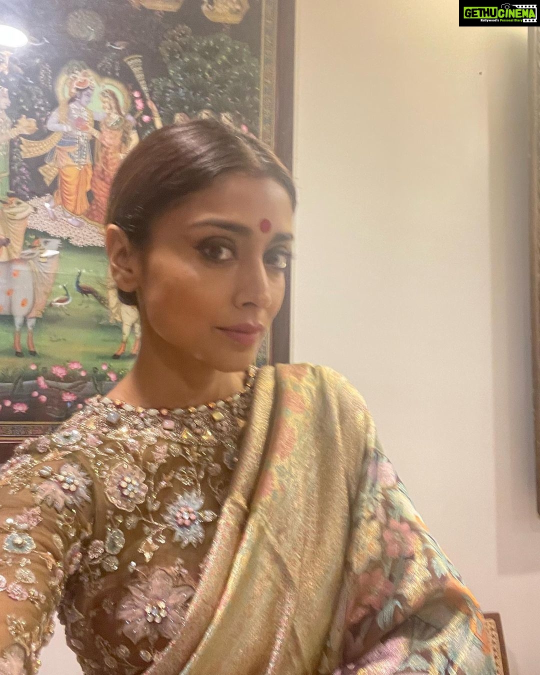 Shriya Saran Instagram - Happy Diwali Blouse @sithara_kudige ( gorgeous George ours ) Saree @vrk_heritage ( stunning saree ) MIL @rajattangriofficial ( you made this for her for my wedding , thank you ! Priceless ) Andrei is wearing gift from my mom ( you better like it ) Radha ( my princess ) @panchhi_bykanupriya ( she looked like a fairy , thank you )