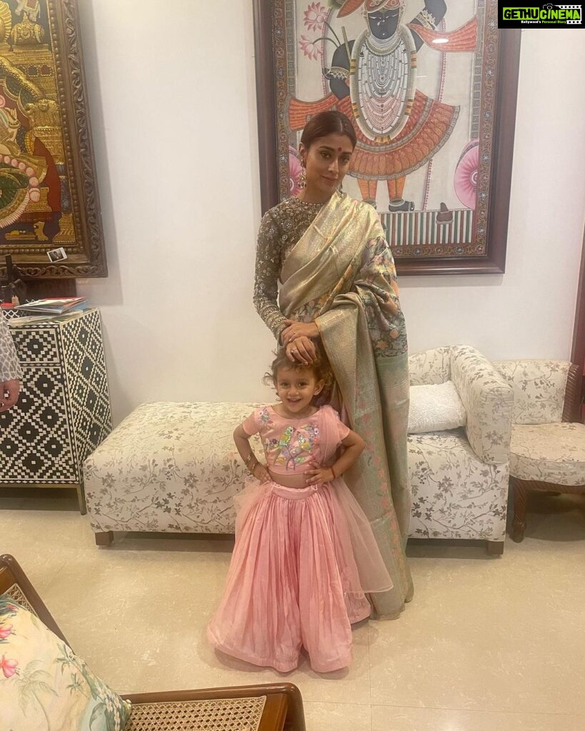 Shriya Saran Instagram - Happy Diwali Blouse @sithara_kudige ( gorgeous George ours ) Saree @vrk_heritage ( stunning saree ) MIL @rajattangriofficial ( you made this for her for my wedding , thank you ! Priceless ) Andrei is wearing gift from my mom ( you better like it ) Radha ( my princess ) @panchhi_bykanupriya ( she looked like a fairy , thank you )