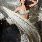 Shriya Saran Instagram - Thank you @venurasuri for this beautiful picture . Love love love you @manishmalhotra05 you are amazing . Love this gorgeous lehnga . Thank you for the best diwali party ever . I danced till I couldn’t not stand any more !!!! You @manishmalhotra05 are a superb host , you bring so much happiness with your stunning clothes !!!! Your smile lights up the party , You have a heart of gold @manishmalhotra05 Thank you @makeupbymahendra7 for making me look the way I did …. @manishmalhotraworld @manishmalhotra05