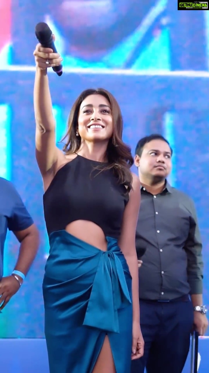 Shriya Saran Instagram - Hyderabad last Saturday fro india Pakistan match screening Outfit- @labelmanikananda Styled by: @sukritigrover Styling Team: @vanigupta.23 @harshitadaga01 @bitofbash Make up @makeupbymahendra7